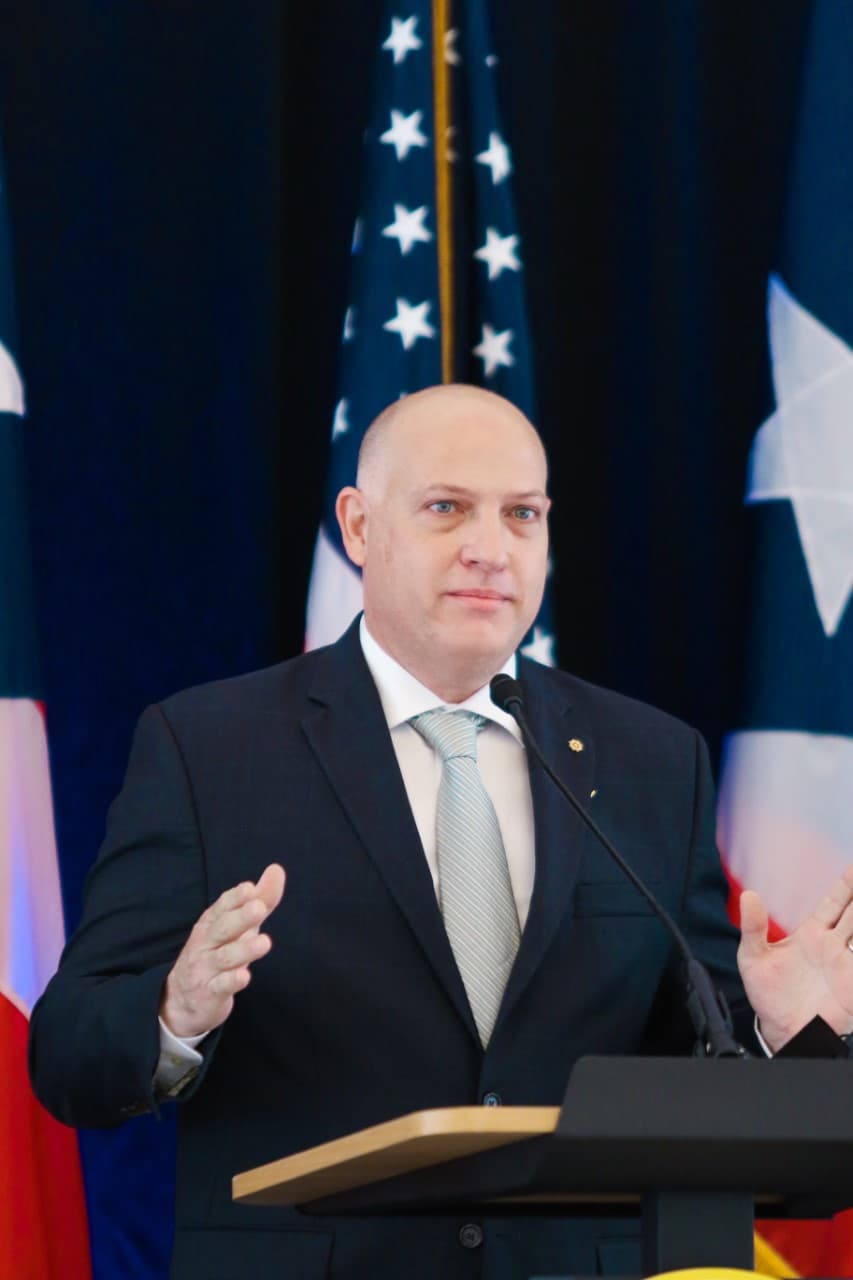 Enrique Völckers Nin - Fue nombrado como principal ejecutivo de Innovación e Información del gobierno de Puerto Rico. Völckers Nin cuenta con estudios en Programación de Computadoras del Recinto Universitario de Mayagüez, y de Administración de Empresas y Mercadeo del Recinto de Río Piedras de la Universidad de Puerto Rico.