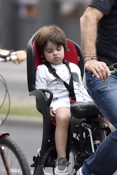 Milancito quedó agotado de tanta diversión que disfrutó medio paseo dormidito.