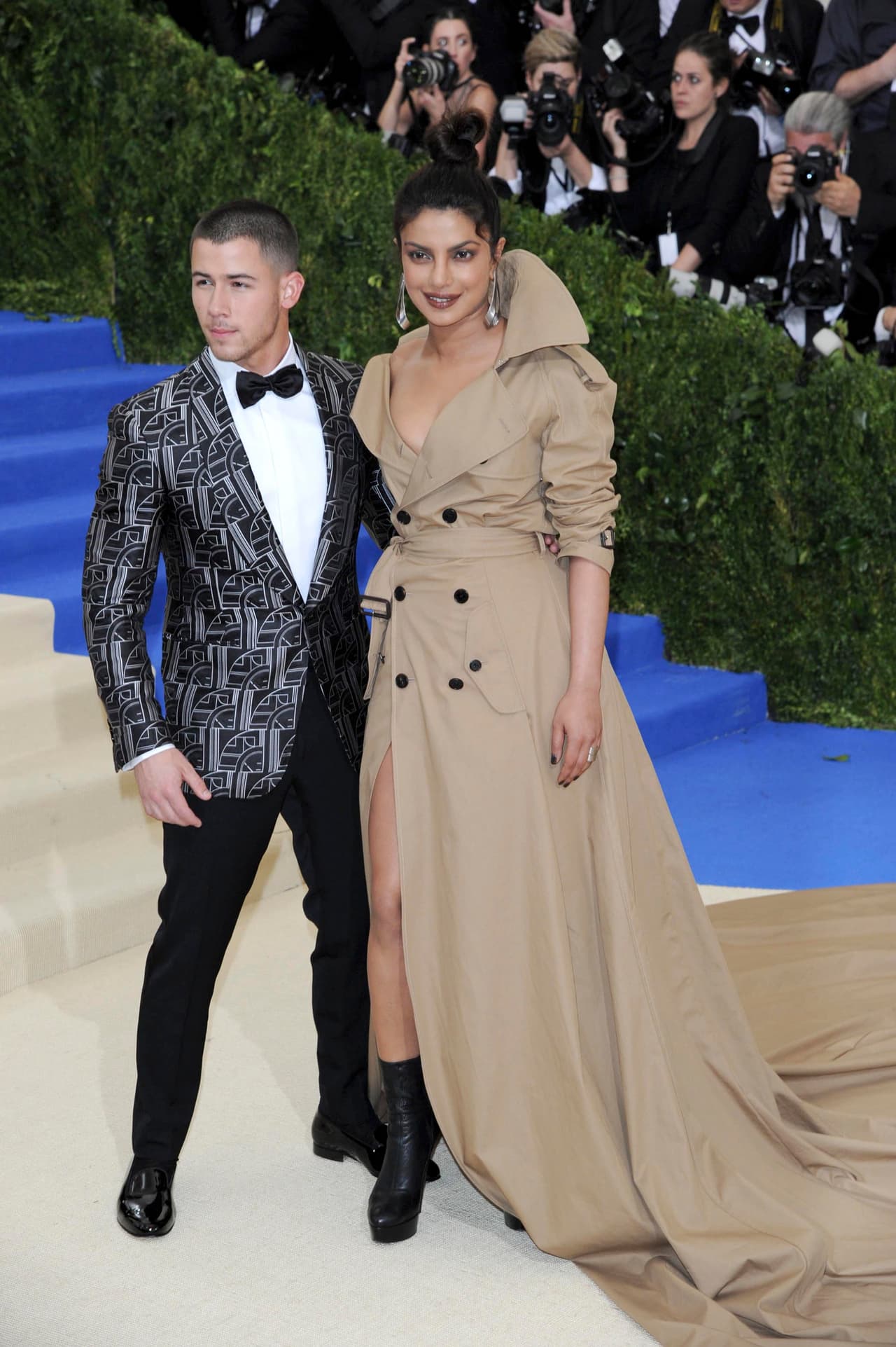 La actriz Priyanka Chopra haciendo homenaje a Comme des Garcons con una gabardina 'de gala'.