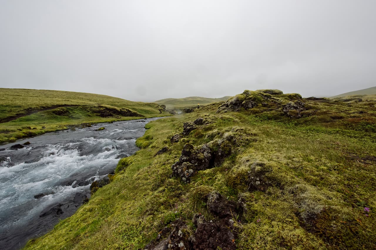 El río glacial Skaftá, que atraviesa campos de lava petrificada de los volcanes circundantes. Se encuentra en el sur de Islandia.