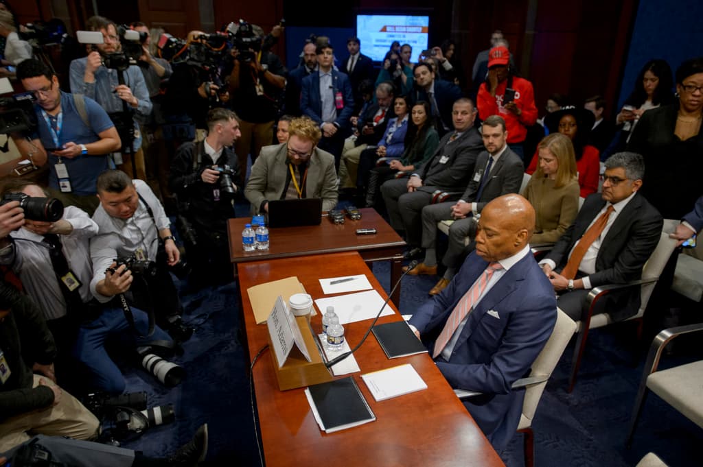 "¿Está vendiendo a los neoyorquinos para salvarse del enjuiciamiento?": Así cuestionaron a Eric Adams en el Congreso