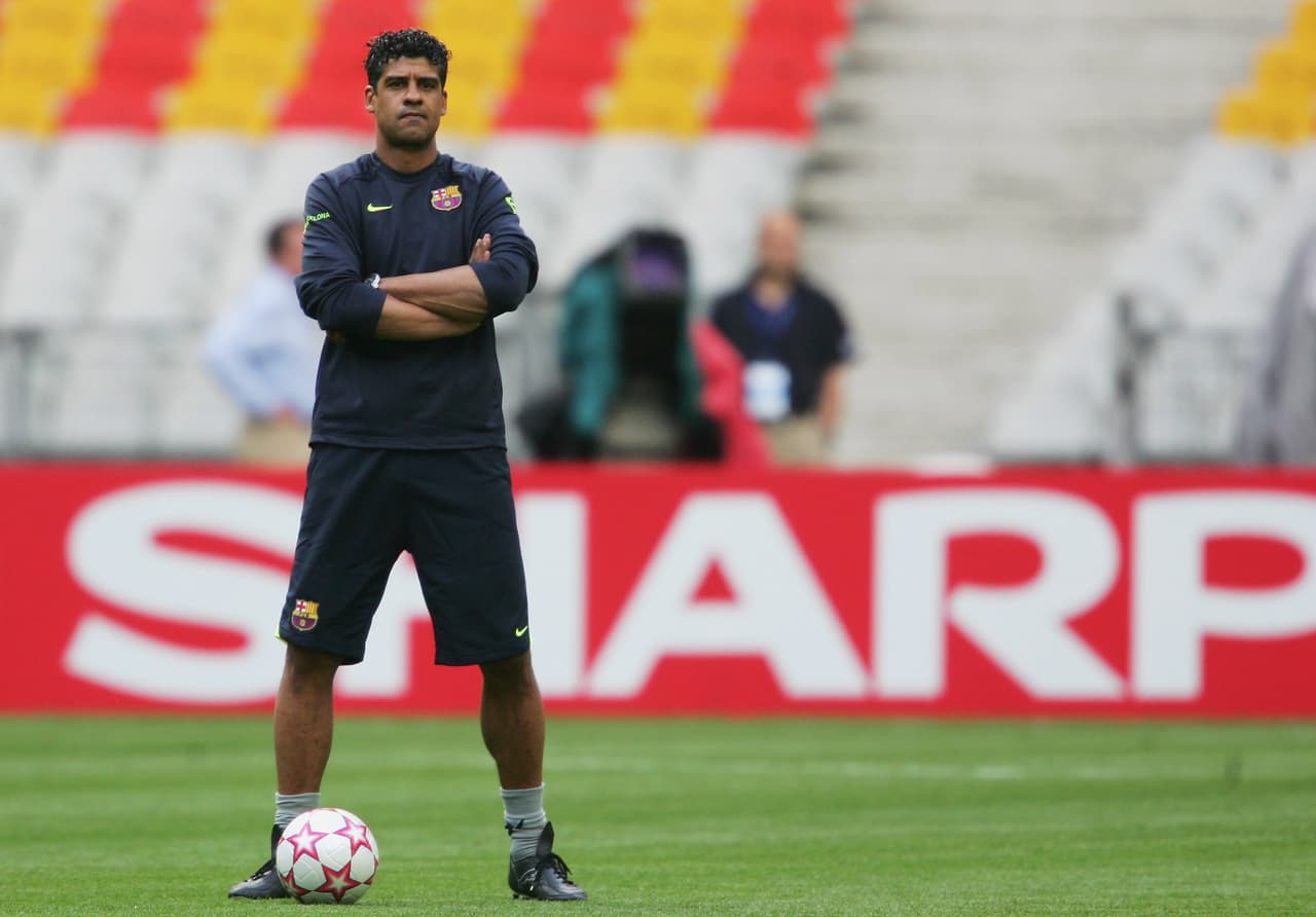 Tras años oscuros, el estratega que rescató al Barcelona fue Frank Rijkaard, quien como jugador con Holanda, el Milán y el Ajax sabía hacer los deberes de un cinco.
