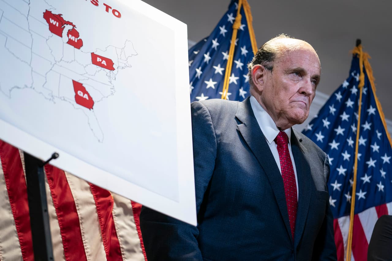 El director creativo del salón en Manhattan Drawing Room, dijo que era más probable que Giuliani hubiera usado rimel o un bolígrafo de retoque en sus patillas.