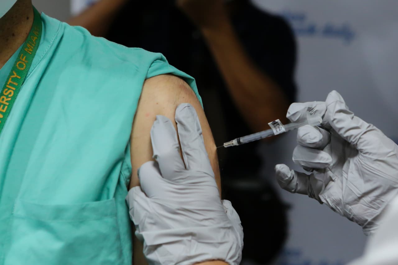 La red de Hospitales Jackson anunció que a partir de la próxima semana expandirá las vacunaciones a otro grupo de personas menores de 65 años, con condiciones preexistentes.
<br>