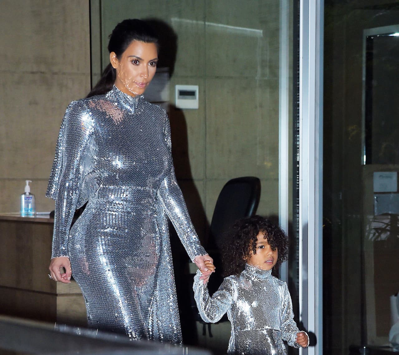 No estas viendo doble, se trata de Kim y su nena.