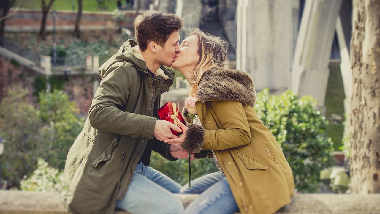 <b>CAPRICORNIO</b>
<br>Los besos de los Capricornio son largos y lentos. Sus primeros besos podrían ser fríos, porque no se animan a abrirse de inmediato. Pero pronto pondrán cada vez más sentimiento, y normalmente los acompañan con abrazos y caricias.