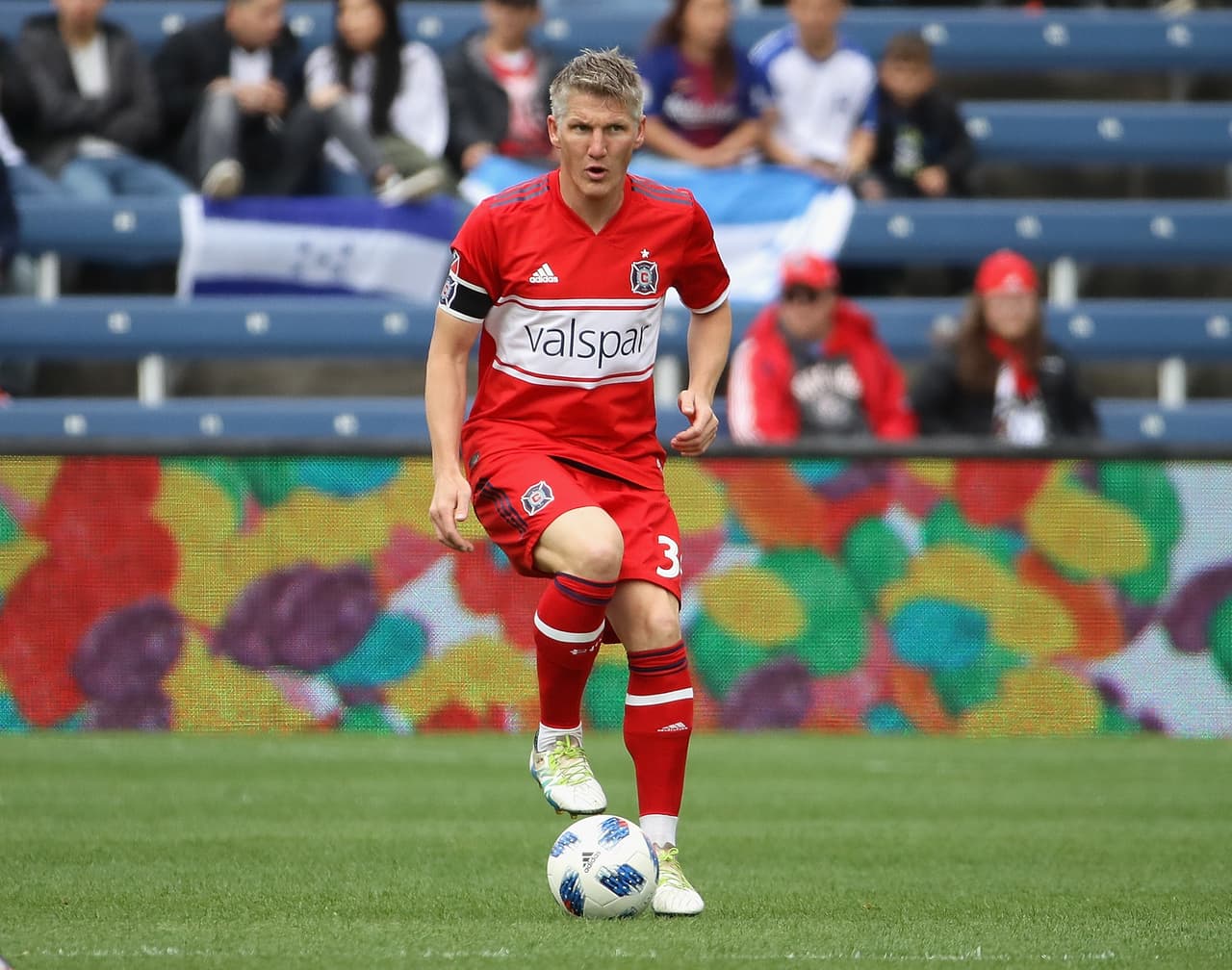 El fútbol en
<b>Estados Unidos</b> aunque ha crecido mucho en popularidad, todavía no alcanza a estar entre los cuatro más populares, siendo el baloncesto, béisbol, fútbol americano y hockey sobre hielo los deportes principales.