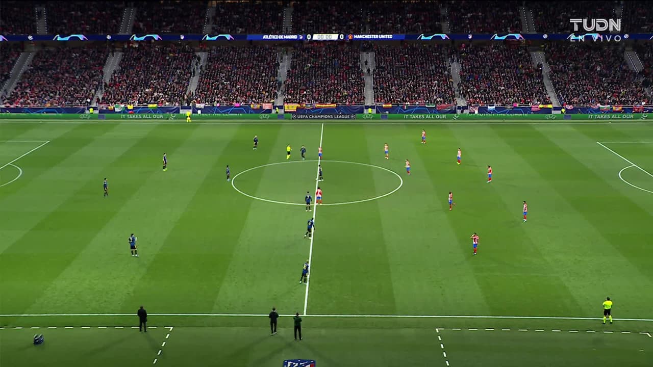 Arranca el partido y la pelota está en juego.