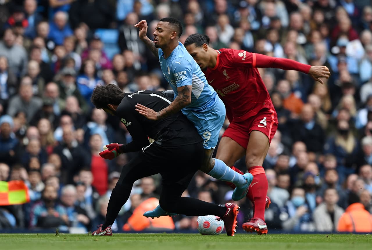 Manchester City y Liverpool dieron un gran partido en Etihad Stadium con un 2-2 final que deja todo igual en la lucha por el título de la Premier League de Inglaterra.