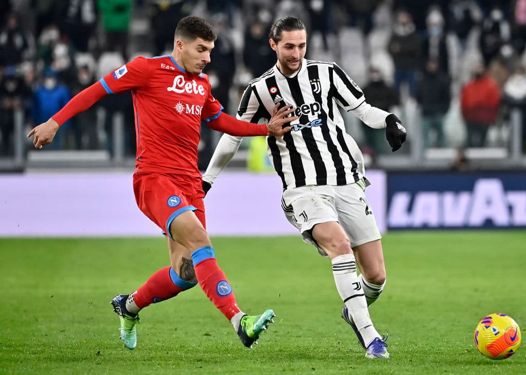 Napoli y Juventus empatan durante la Jornada 20 de la Serie A. Dries Mertens le daba la victoria a los de Spalleti a los 23' minutos, pero Federico Chiesa emparejó el encuentro al minuto 54'. El mexicano Hirving Lozano se perdió el encuentro tras dar positivo a COVID-19.