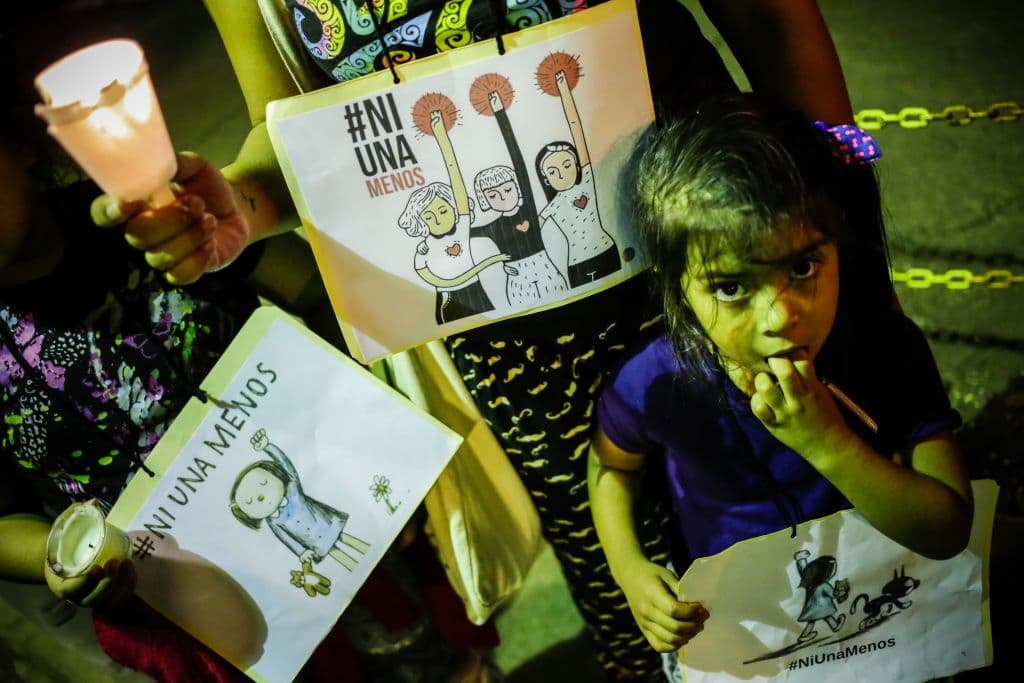 En Ciudad de Guatemala se sucedieron se celebró una concentración a las afueras de la Casa Presidencial en recuerdo de las adolescentes para reclamar una investigación profunda de lo sucedido.