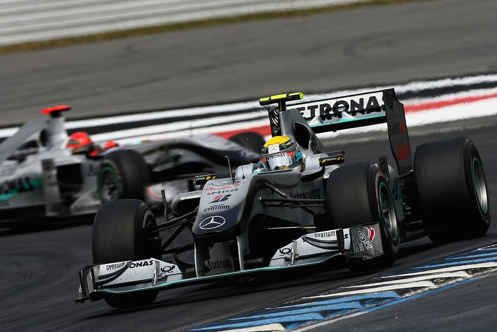 <b>Mercedes</b> revolucionó la Fórmula 1 en 2010 al producirse su 
<b>regreso como equipo de fábrica</b>, con el modelo 
<b>W01</b>, para ello 
<b>llamaron a Rosberg junto al múltiple campeón Michael Schumacher</b> (detrás en la imagen), quien regresaba tras retirarse en 2006. En ese primer año con el equipo alemán, Rosberg logró 
<b>tres terceros puestos</b>, en Malasia, China y Gran Bretaña.