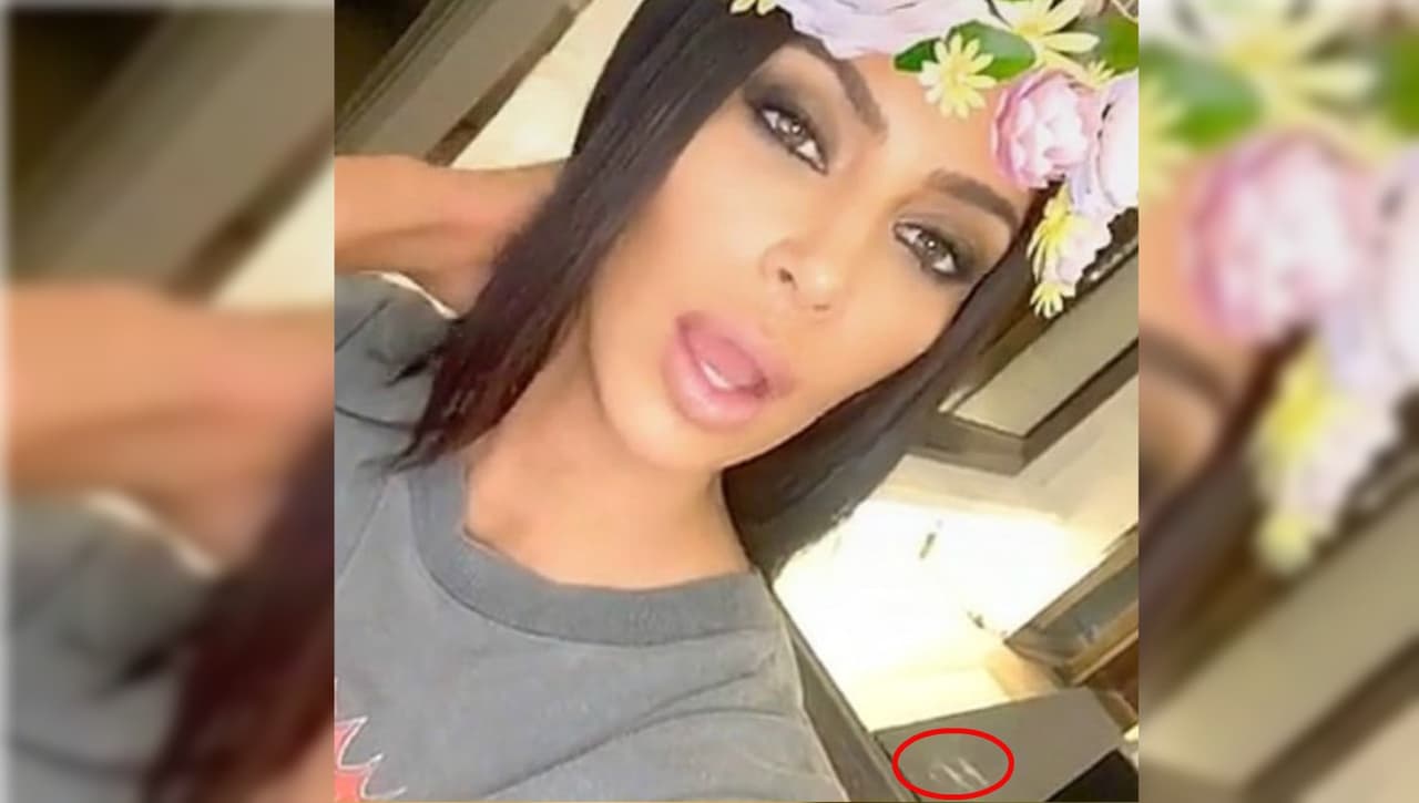 Kim Kardashian aclaró que las dos líneas blancas que se observan a sus espaldas son azúcar.