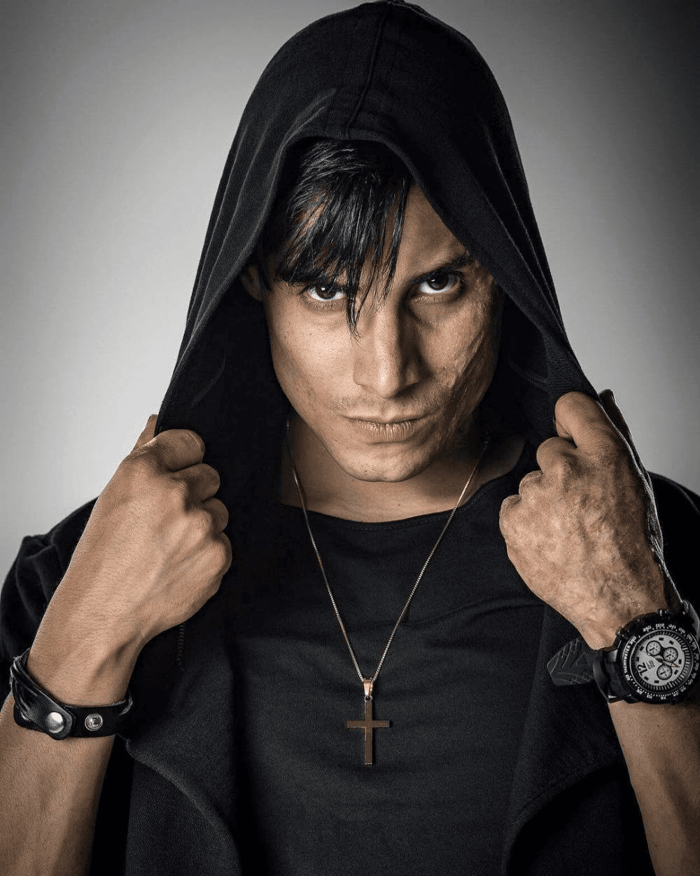 Con la solución de cada uno de ellos ha descubierto pistas sobre su pasado. Además, ha encontrado peligrosos enemigos como 'La Mafia del Poder', una organización criminal que ha llegado hasta las entrañas del gobierno mexicano.