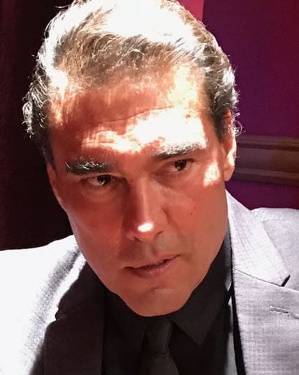 El actor mexicano de 60 años nació en Chihuahua, México, el 25 de septiembre de 1960 y en estas casi cuatro décadas de carrera ha sumado 21 melodramas en su trayectoria.