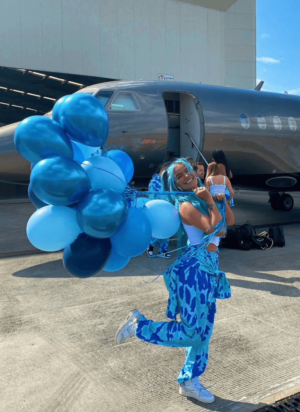 El azul es su color favorito y no solo ha marcado su cabello sino también 
<a href="https://www.univision.com/musica/karol-g-y-su-coleccion-automoviles-deportivos-fotos">sus carros</a> y vestidos de alta costura: “El color azul se relaciona con la tranquilidad, la protección, la salud, el entendimiento, el poder, la estabilidad, la inteligencia y la generosidad ... Además de representar también la tristeza, la nostalgia, el dolor propio y la empatía por el dolor de los demás“