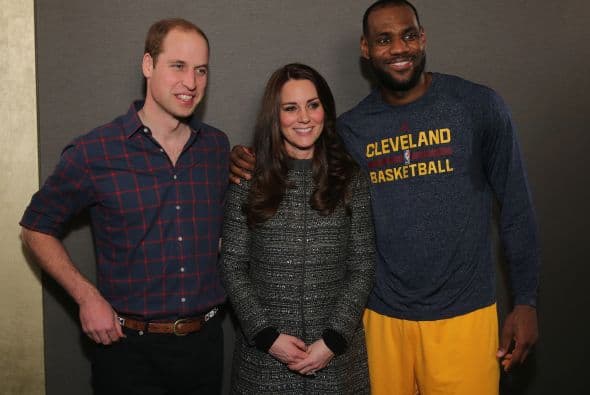 Este comportamiento ha resultado "de mala educación" para los expertos en etiqueta, aunque a Wiliam y Kate se les vio muy contentos.