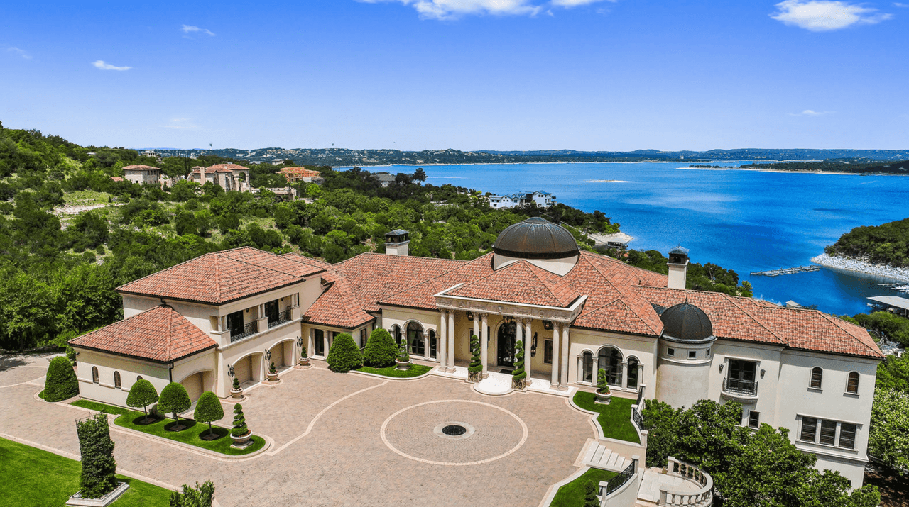 Está ubicada en la ladera de una propiedad frente al lago en la costa sur, con vistas panorámicas y sin obstrucciones del lago Travis.