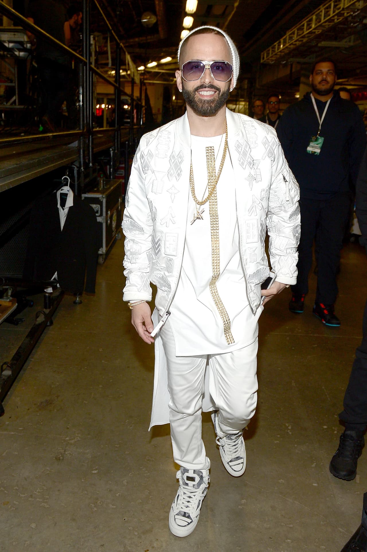En la entrega del año 2016, Yandel vistió un atuendo blanco al por mayor, gafas, gorro y tenis, un tanto casual para la gala.
