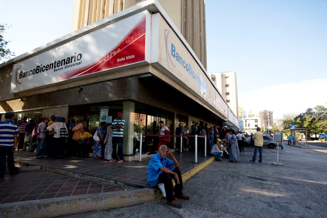 Con miras a superar la crisis económica, Nicolás Maduro impuso una serie de medidas que incluyen la nueva familia de billetes y monedas, el aumento en 60 veces del salario mínimo a partir de septiembre y aumentos en el impuesto al valor agregado (IVA).