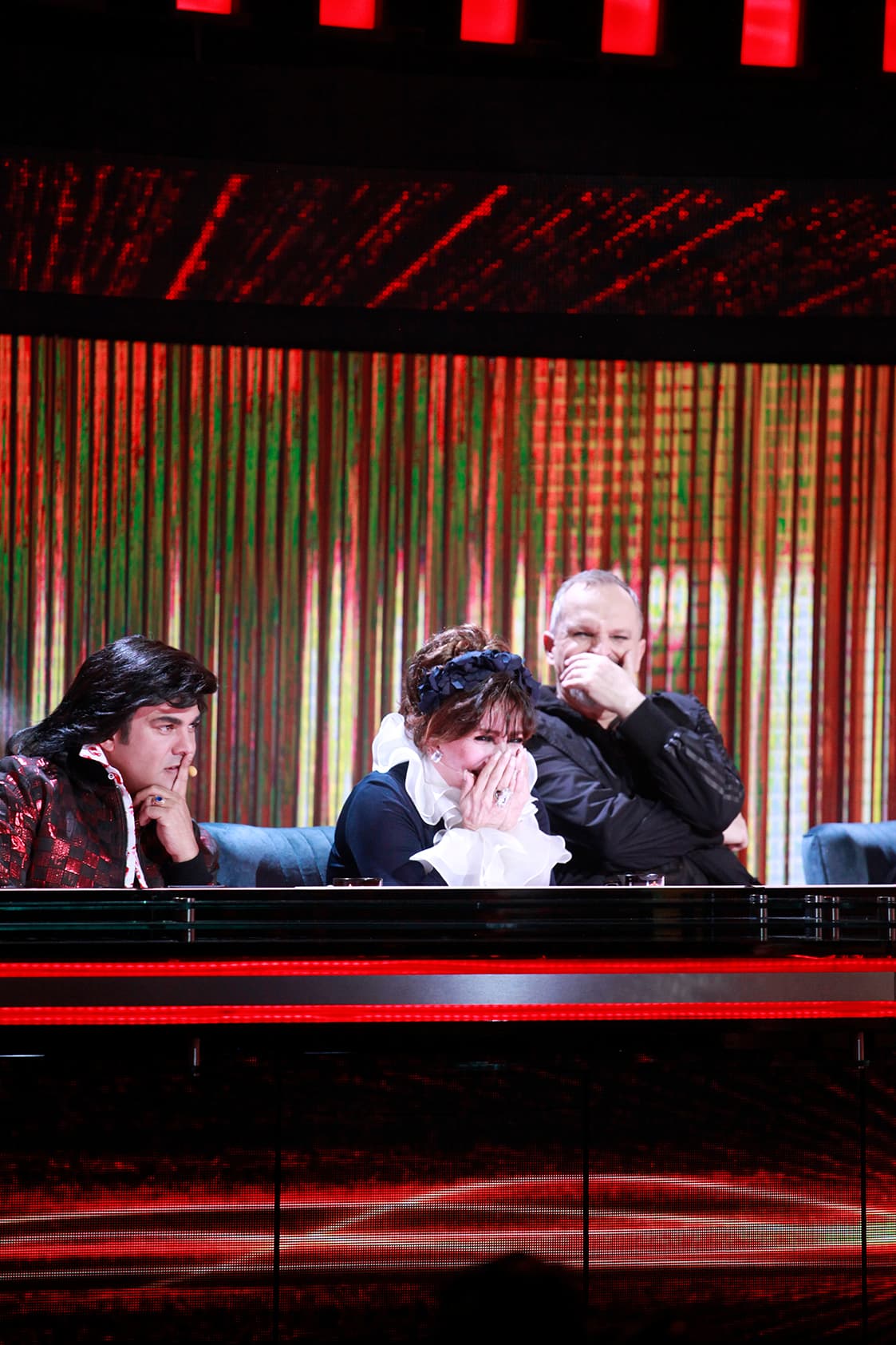 Los jueces se la pasan divertidísimos durante todo el show. Ya sea por las ocurrencias dichas por los participantes o por alguna broma de la que Galilea es víctima, Albertano, Verónica, Miguel Bosé y Karol Sevilla se la pasan riendo a carcajadas.