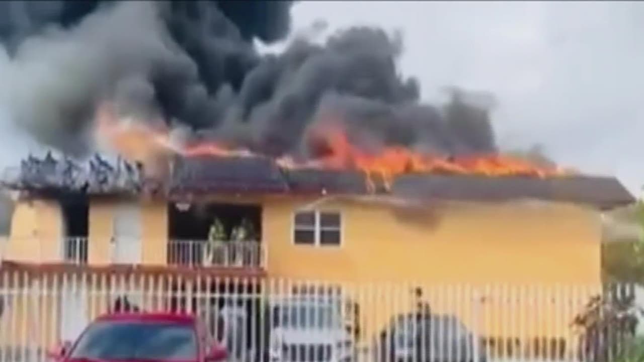 Familias afectadas por el incendio en un edificio de Miami Gardens reciben ayudas básicas en el albergue