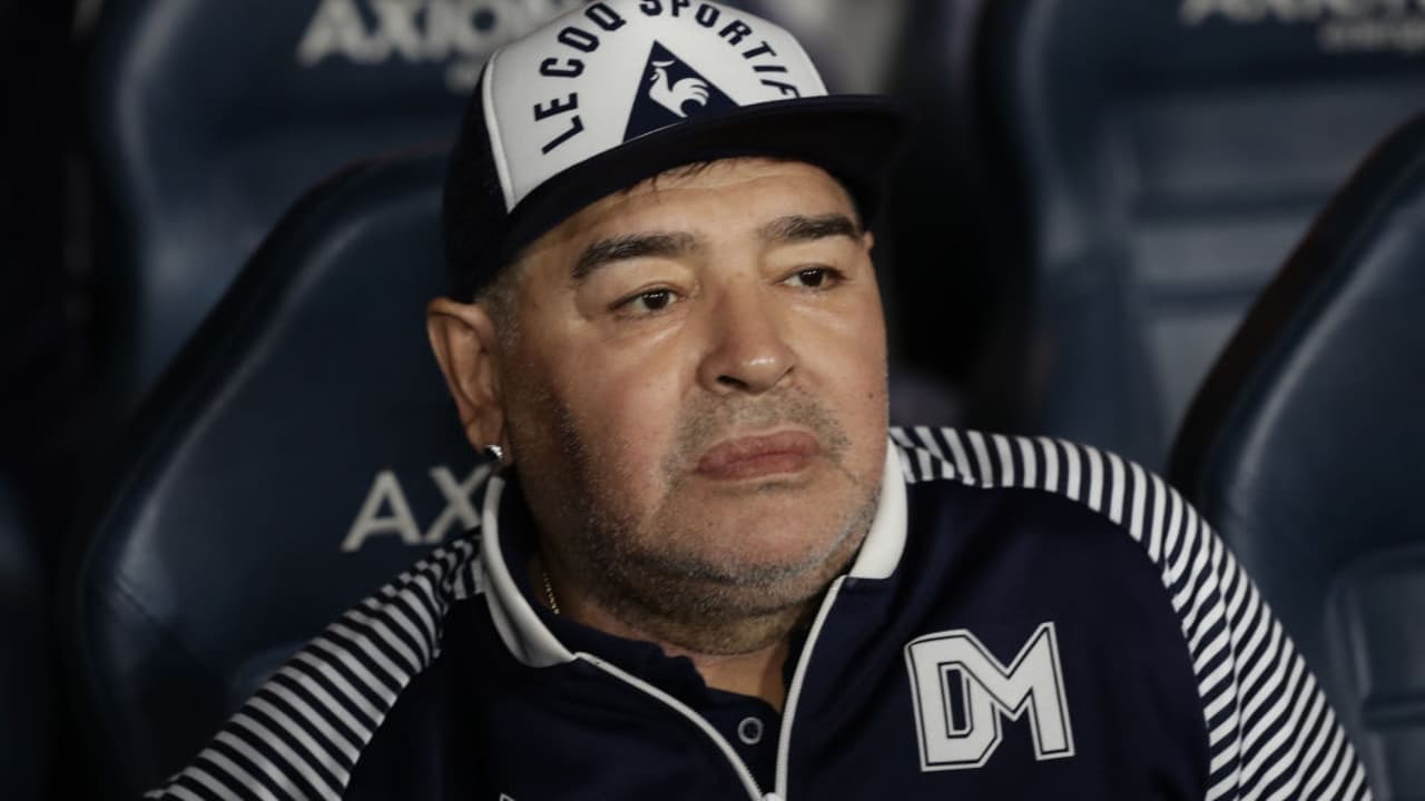 <b>Sumido en una depresión, pero luchando hasta el final: los últimos días de Diego Maradona</b>
<br>
<br>La última vez que pisó una cancha de fútbol fue el 30 de octubre de 2020 cuando cumplió 60 años y dirigió un partido de Gimnasia y Esgrima La Plata, tres días después fue hospitalizado al presentar un hematoma subdural y allí fue operado. Mientras anhelaba estar con su familia, fue enviado a una casa en la que permaneció casi dos semanas con su corazón funcionando al 25%. Sus allegados afirman que las restricciones de la pandemia, sumadas a los quebrantos de salud, apagaron la vida de ‘El Pelusa’.