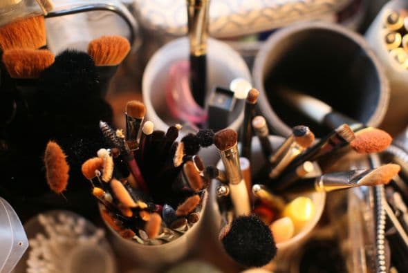 El maquillaje debe ser acorde a la hora del día. Reserva los ‘smokey eyes’ y brillos para la noche.