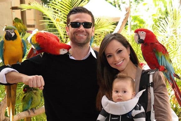 En marzo, de 2015 Satcha compartió esta foto recordado el primer día de San Valentín junto a Bruce y a su esposo.