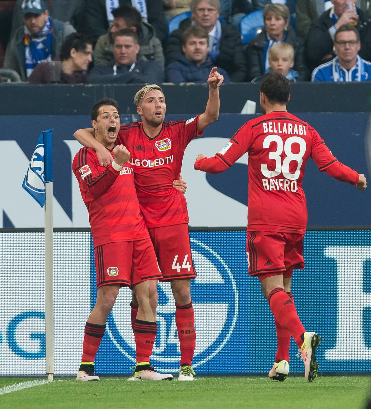 'Chicharito' anotó el gol de la frenética remontada del Leverkusen 3-2 sobre Schalke