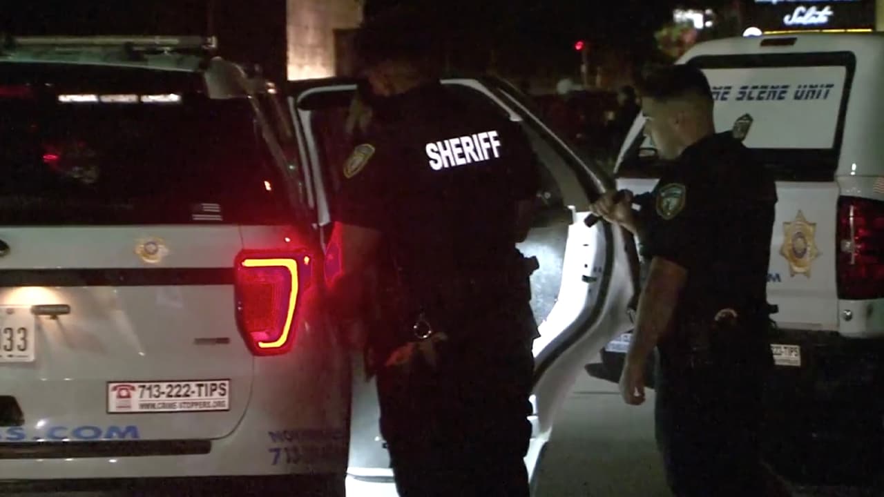 El sospechoso había huido del lugar pero regresó al rato y fue arrestado por los oficiales.