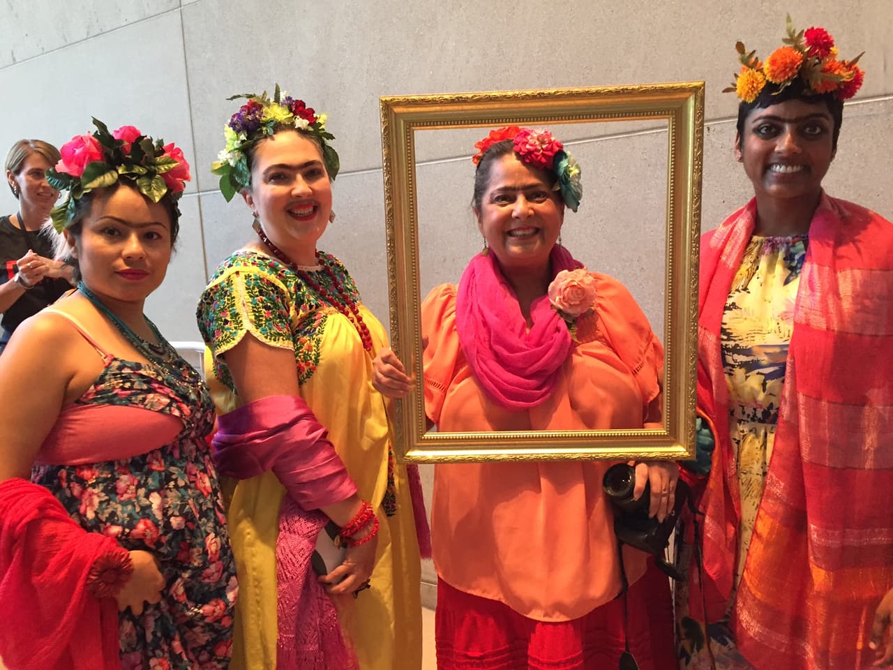 (De izquierda a derecha) Belinda González, de 34 años de edad; Tamara Sánchez, de 58; Patsy Dávila, y Sonali Weera, de 30 años. 
<br>"Era una rebelde", expresó Weera. 
<br>"Una inspiración para todos", acotó Sánchez. "No le pedía permiso a nadie para vivir su vida".