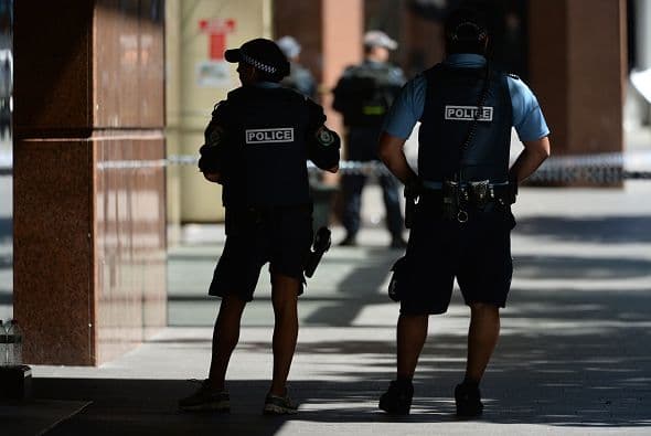 Un hombre armado se atrincheró en una cafetería por más de 15 horas en el centro de la ciudad.