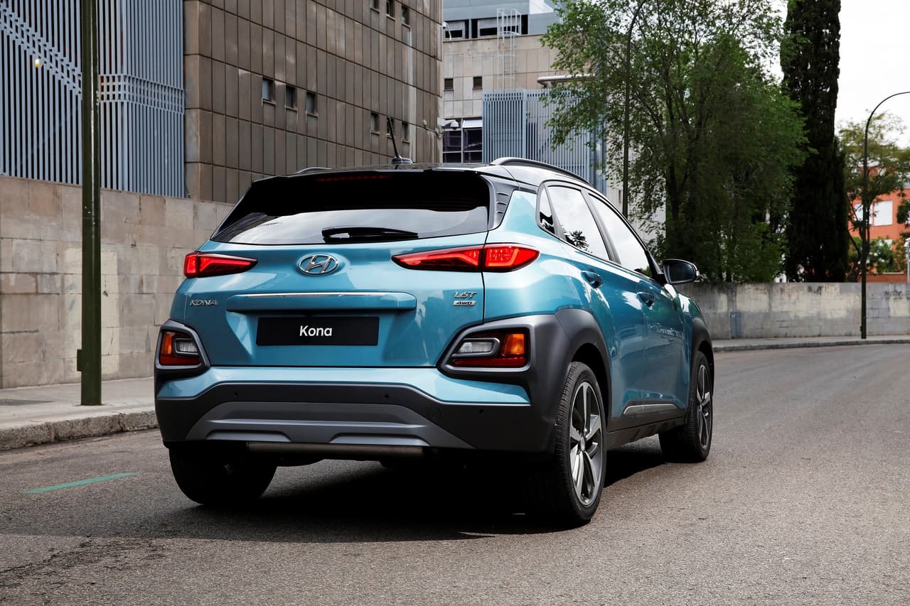 La Kona pasará a ser la más pequeña de las crossovers de Hyundai, justo 
<b>debajo de la compacta Tucson</b>, así como competencia directa no sólo de
<b> populares vehículos establecidos</b> como las Chevrolet Trax, Honda HR-V, Mazda CX-3 y la Nissan Juke, sino también de camionetas totalmente nuevas como la Ford EcoSport, la Toyota C-HR y la próxima Stonic de Kia, la hermana corporativa de Hyundai.