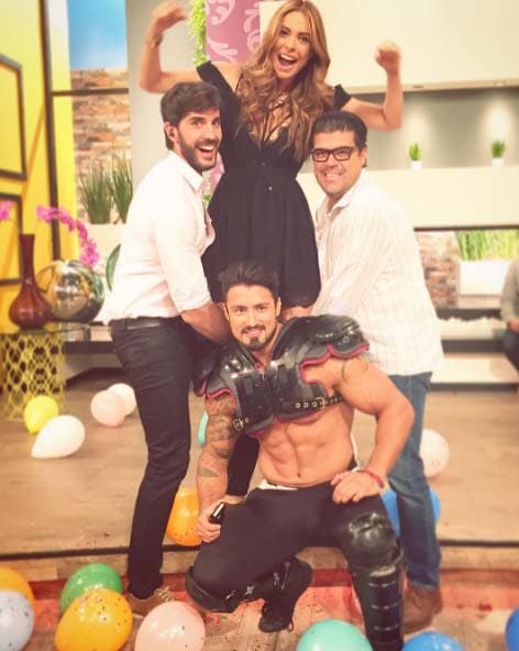 Galilea es muy suertuda de trabajar con puro guapo.