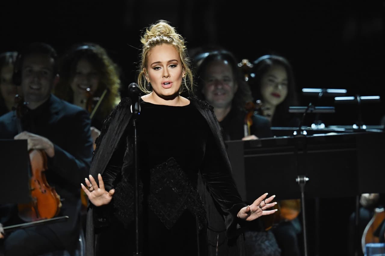 Adele paró en seco su homenaje a George Michael cuando se percató que había un error. Se disculpó y, un poco incómoda, reanudó su interpretación.
<br>