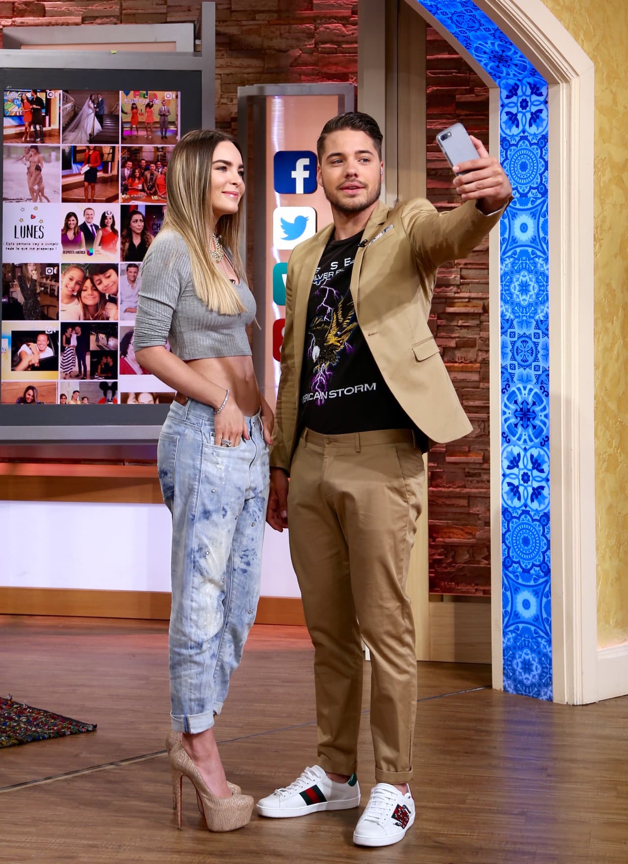 Belinda y William practicaban para tener la foto perfecta desde El Rincón Social.