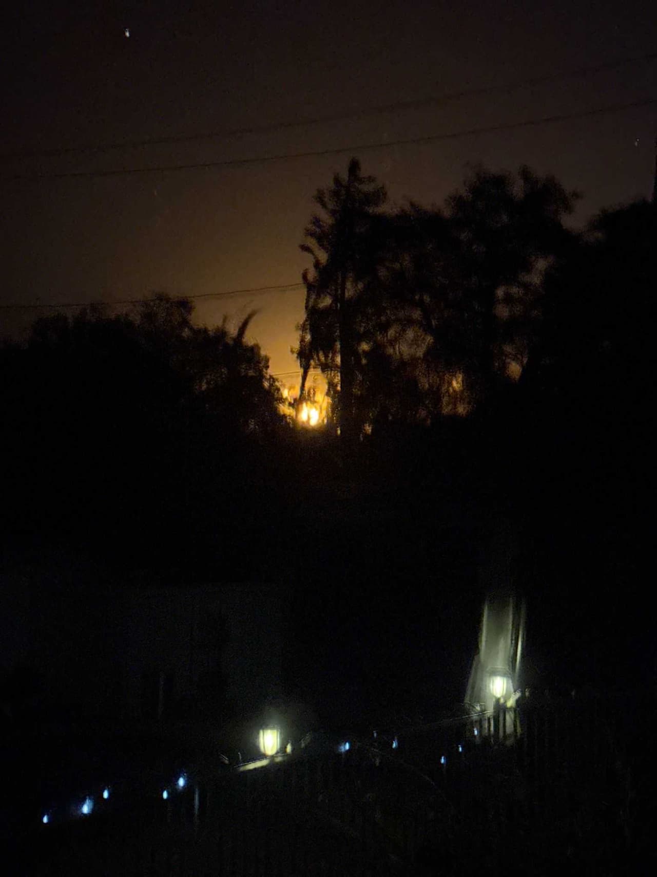 El siniestro había dejado la zona
<b> sin energía eléctrica y por consecuencia, él y sus vecinos no tenían internet, TV o radio</b> para monitorear el avance del fuego.
<br>
<br>Al ver que se acercaba peligrosamente, 
<b>alertó a su familia y vecinos para evacuar</b> lo más rápido posible.