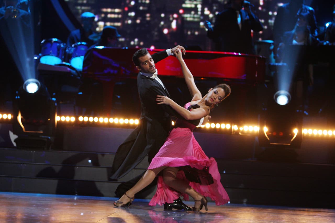 Tony y Adamari fueron captados más de una vez en salidas, durante la emisión del programa, auqnue ellos siempre aseguraron que entre ellos sólo existía química enel escenario. Adamari resultó ganadora de la segunda edición de MQB donde encontró el amor que siete años después de su triunfo aún disfruta de esa relación.