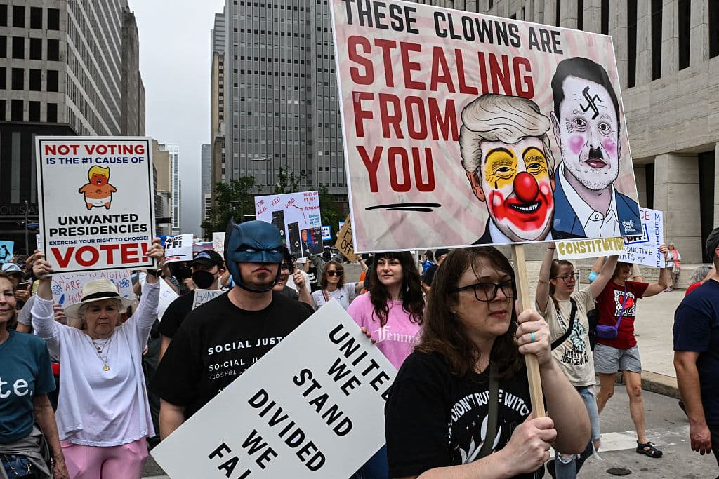 <b>En Houston:</b>
<br>"Estos payasos te roban", lee el afiche en primer plano en esta foto que capta parte de la manifestación 'Hands Off!', en Houston, Texas. Miles de personas salieron este 5 de abril a expresar su descontento con diversas medidas que ha tomado el presidente Donald Trump.