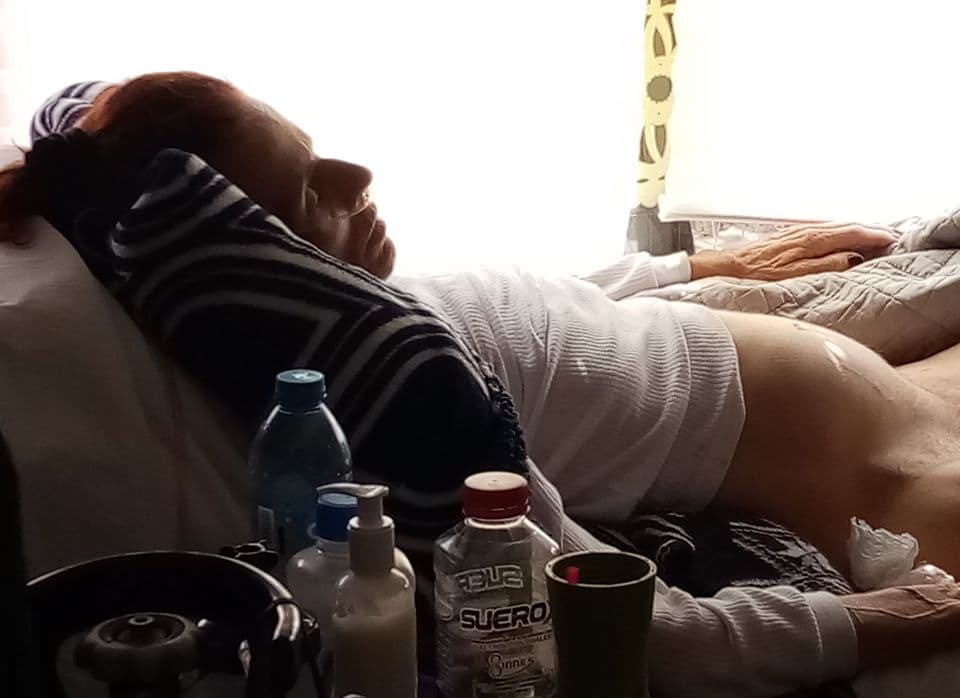 El 5 de diciembre pasado, la hija de Bárbara Guillén publicó en Facebook unas imágenes de su madre visiblemente enferma.