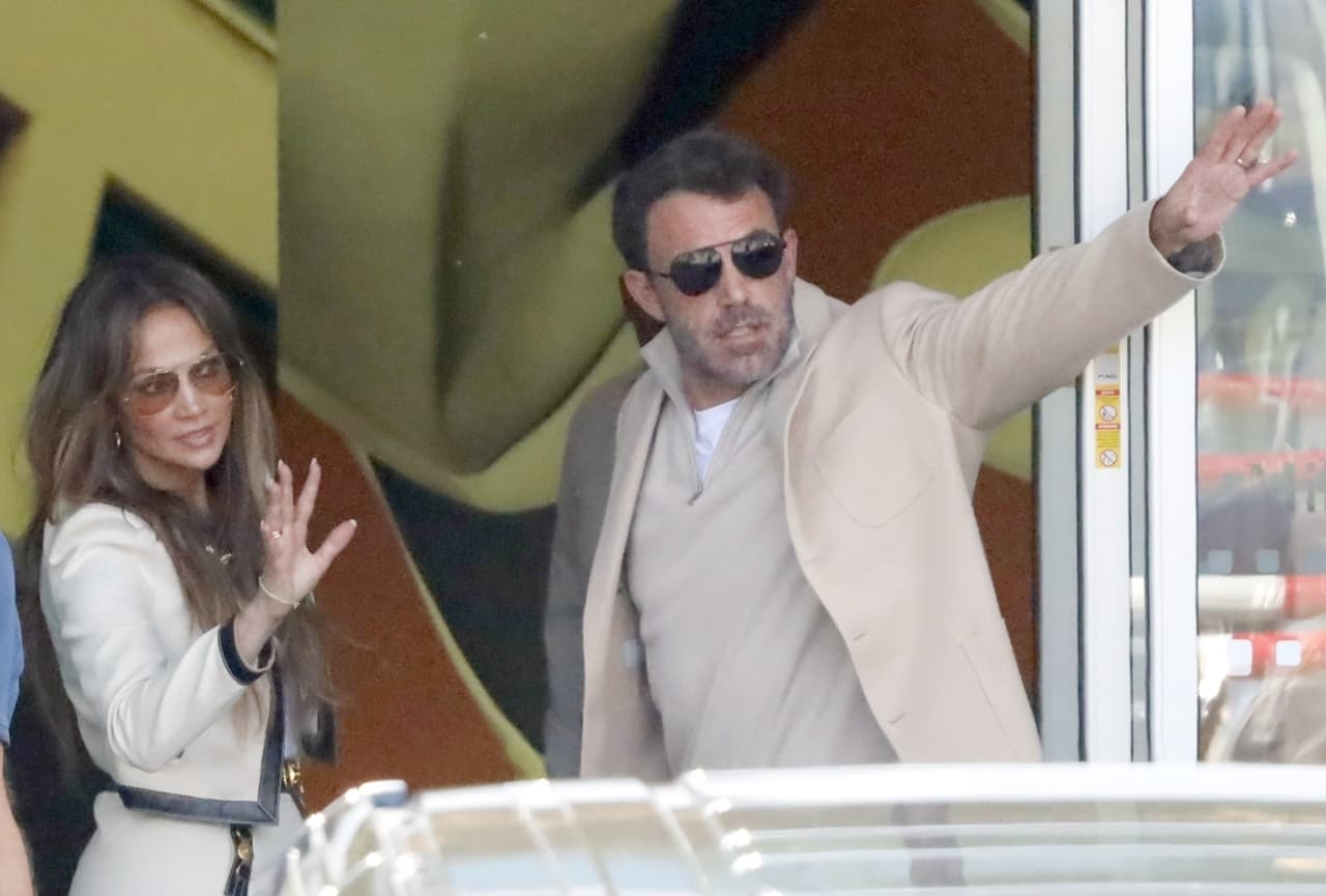 Se mostraron sonrientes y hasta se despidieron de algunas personas al salir del aeropuerto a su llegada a Los Ángeles.
<br>