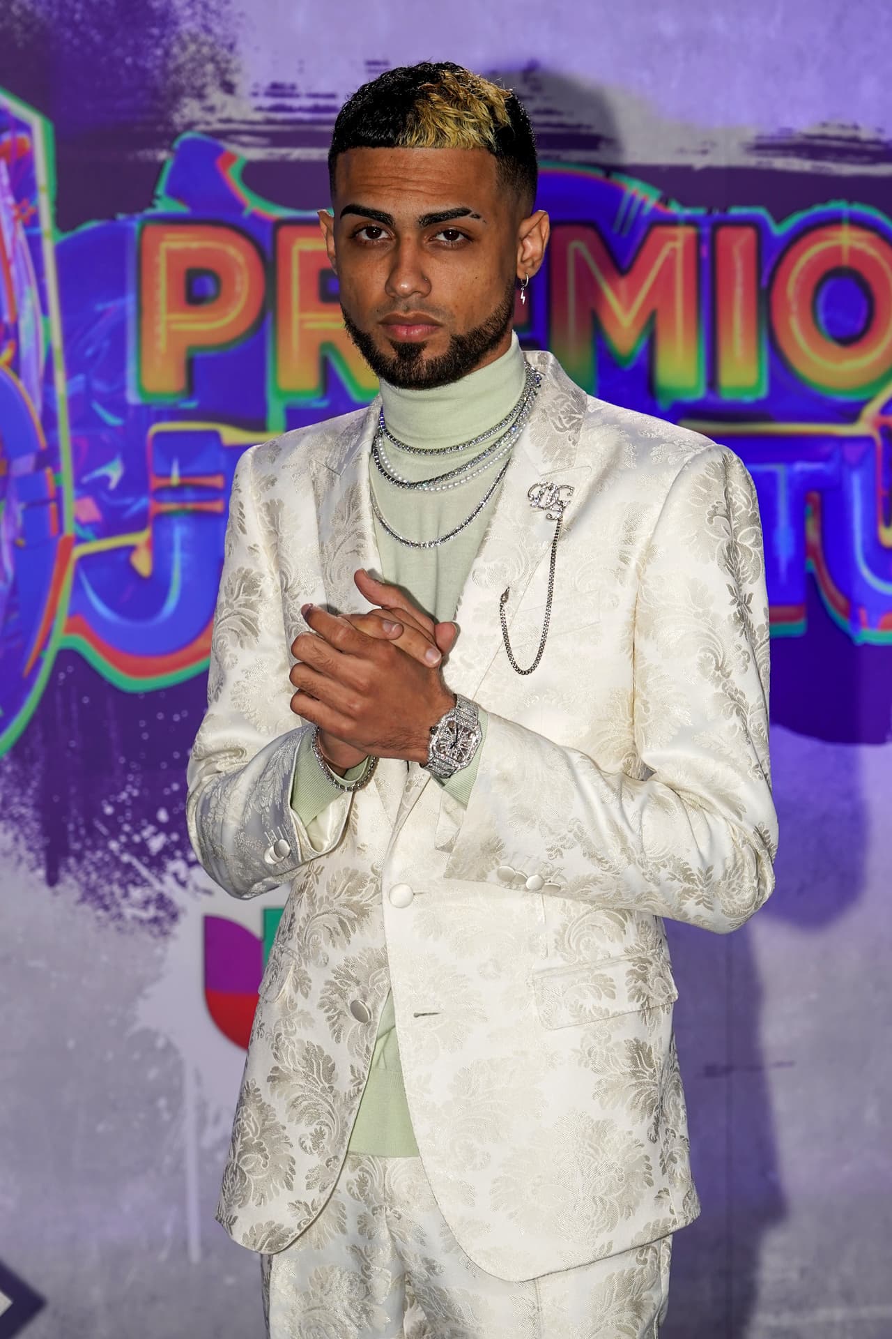 <b>Jay Wheeler </b>fue otros de los famosos que vimos luciendo en tendencia, solo que en su caso prefirió
<b> </b>solo llevar una parte en dorado.