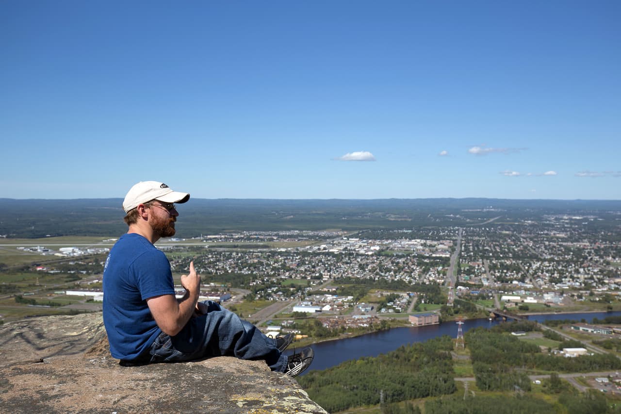 La vista que le regalaba el Monte McKay en Ontario, Canadá, era impresionante.