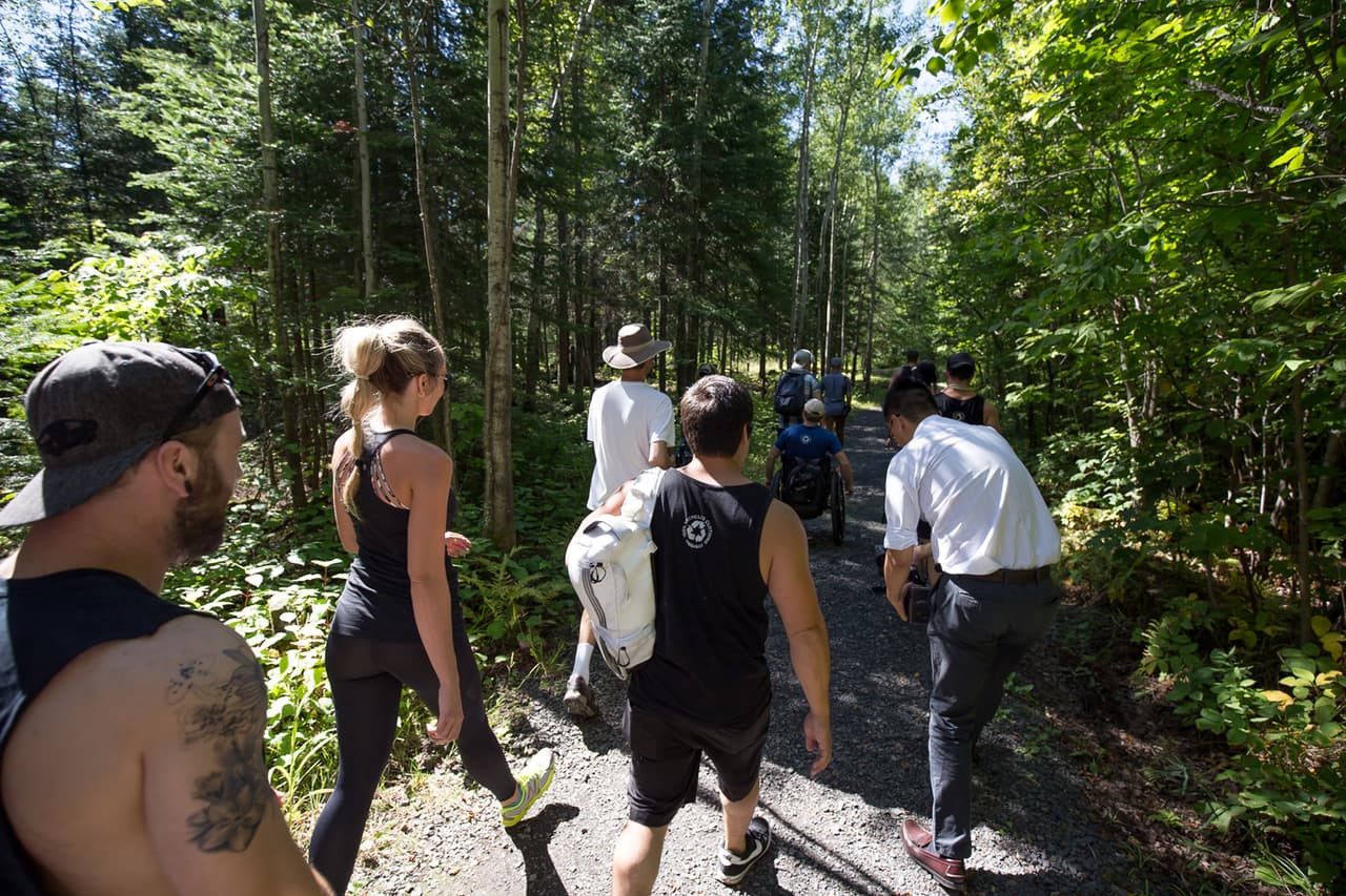 Damien reunió a un grupo de amigos en común y les pidió que le ayudaran a llevar a Jeff a lo alto de una montaña.