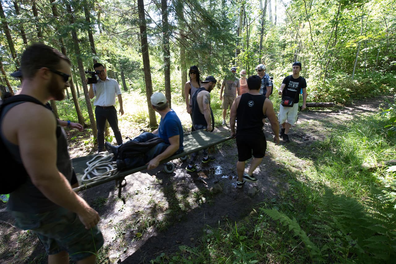 Entre los cuatro hombres lograron transitar la parte más baja de la montaña.