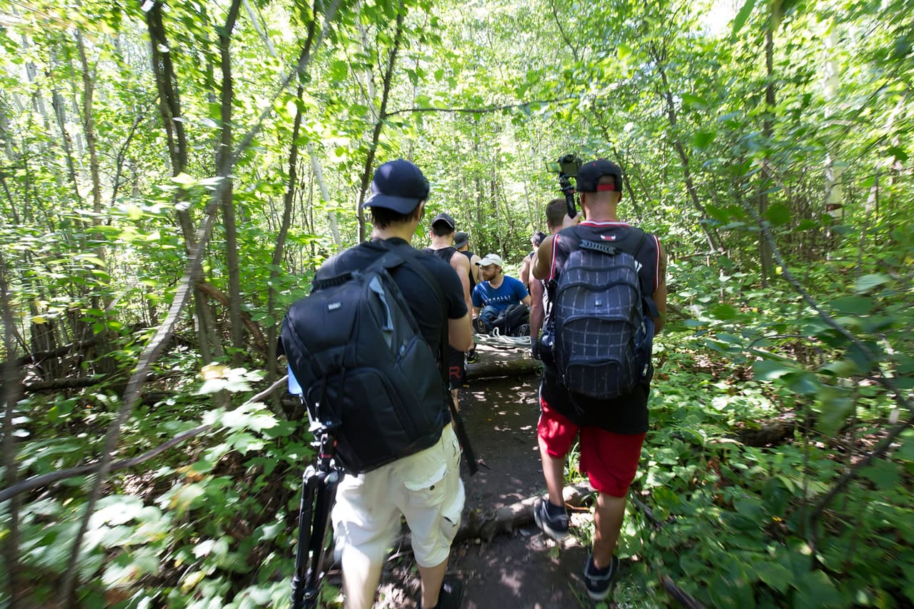 La primera parte de la subida rodaron su silla, con precaución para que alguna piedra no la echara a perder.