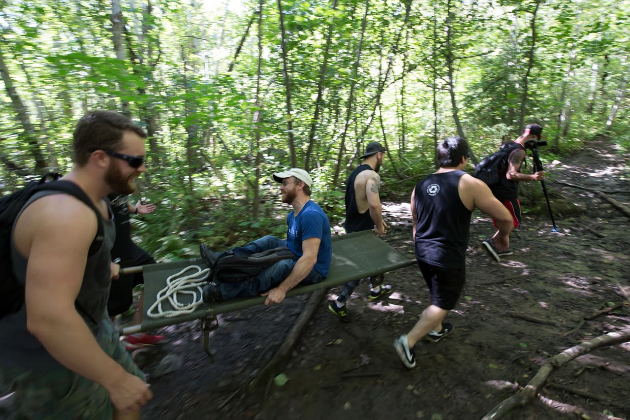 Llegado el punto de subida en que la silla ya no era suficiente, Damien y otros tres amigos llevaron a Jeff en una camilla.