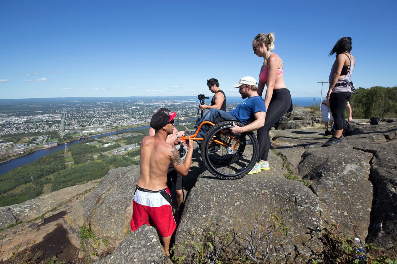 Jeff, Damien y el resto de los amigos avanzaban cautelosamente, para evitar cualquier riesgo.
