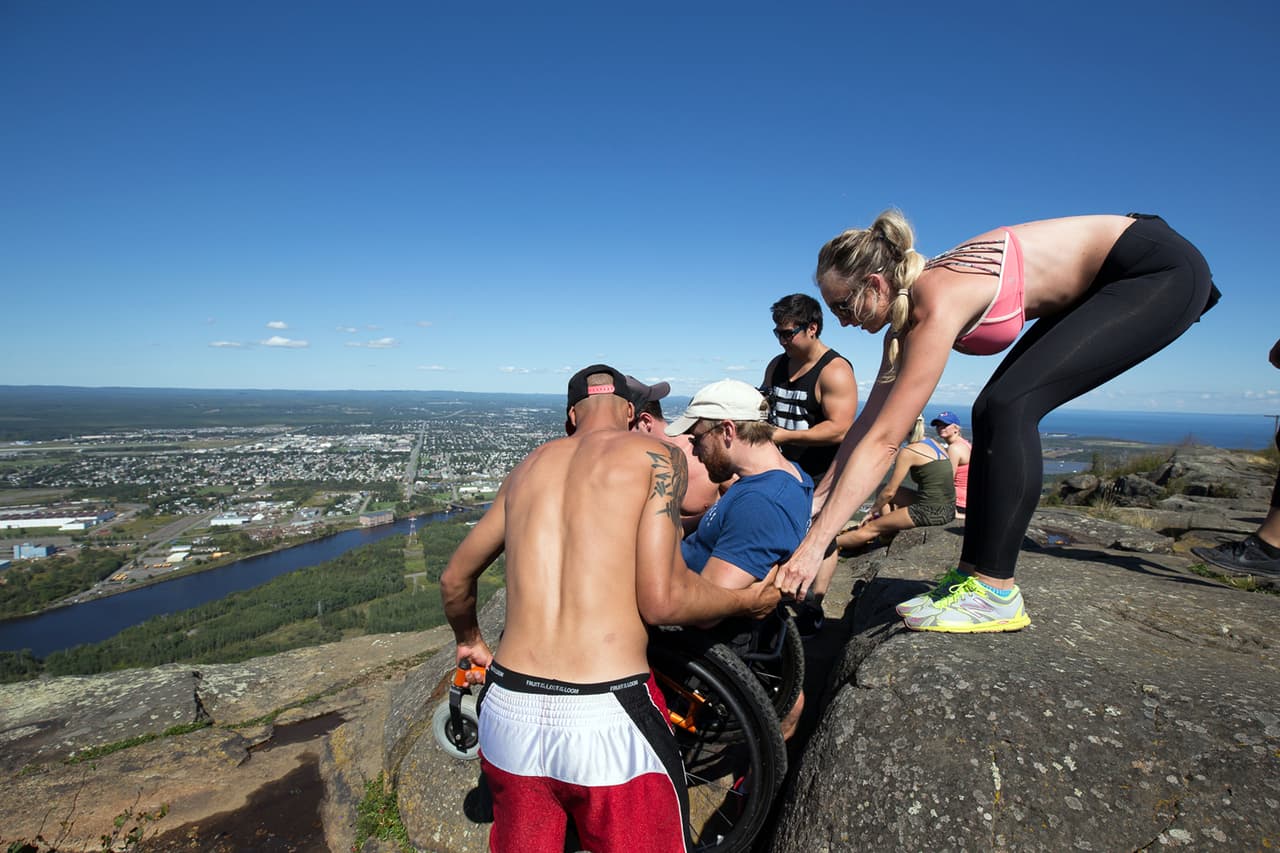 Una vez que llegaron cerca de la cima, usaron la silla de ruedas para moverlo algunos metros.